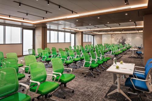 517539500 Holiday Inn & Suites - Dubai Science Park by IHG