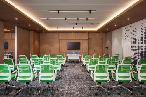 517539510 Holiday Inn & Suites - Dubai Science Park by IHG