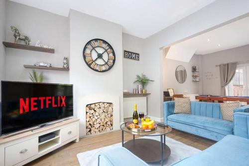 Central House with Parking, Pool Table, Super-Fast Wifi and Smart TV with Netflix by Yoko Property - Northampton