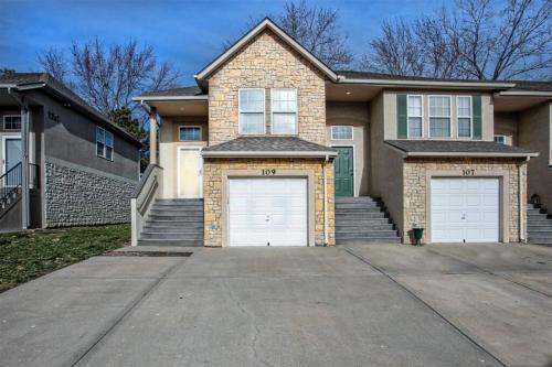 Cozy 3 Bedrooms and 2 baths in Olathe sleeps 8. in Olathe, USA