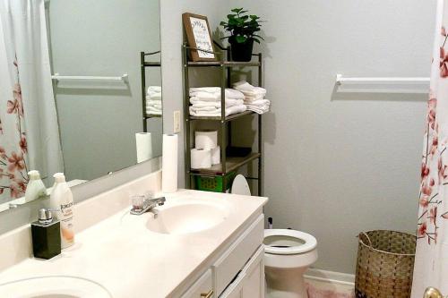 Cozy 3 Bedrooms and 2 baths in Olathe sleeps 8. in Olathe, USA