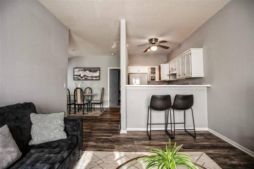 Cozy 3 Bedrooms and 2 baths in Olathe sleeps 8. in Olathe, USA