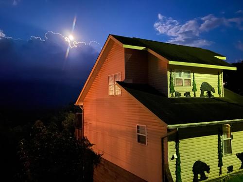 Heavenly View - Bear Themed Cabin, HotTub, Dog-Friendly, Near Gatlinburg