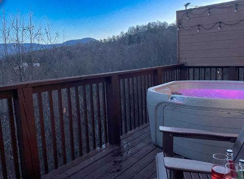 Heavenly View - Bear Themed Cabin, HotTub, Dog-Friendly, Near Gatlinburg