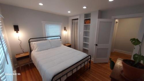 The Meeker House Charming 3/4 Bedroom Home in Bowling Green, USA