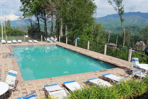 Heavenly View - Bear Themed Cabin, HotTub, Dog-Friendly, Near Gatlinburg