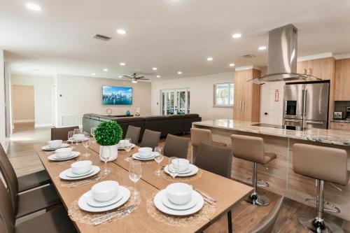 Luxury 5BR Villa Heated Pool near Beach & Casino in Dania Beach, USA