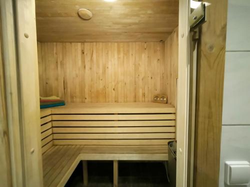 PRIVATE SAUNA & 4 bedrooms Old Town Rooftop Apartment