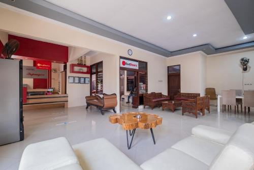 Lobby, RedDoorz near Bojonegoro Train Station in Bojonegoro City