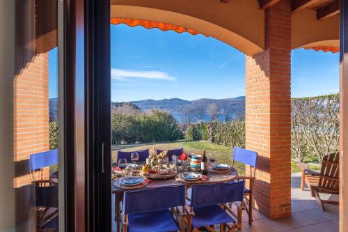 Exterior view of La Luna nel Lago Lake View Garden - Happy Rentals