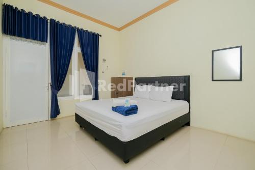 B&B Paciran - Grand Kencana Guesthouse near Wisata Bahari Lamongan Mitra RedDoorz - Bed and Breakfast Paciran
