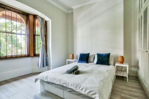Comfortable 2 Bedroom House Paddington 2 E-Bikes Included - image 5