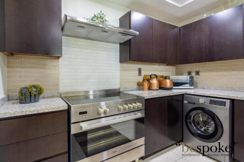 Bespoke Holiday Homes - Palm Jumeirah -2 Bedroom Sea View with Beach Access Balqis - image 7