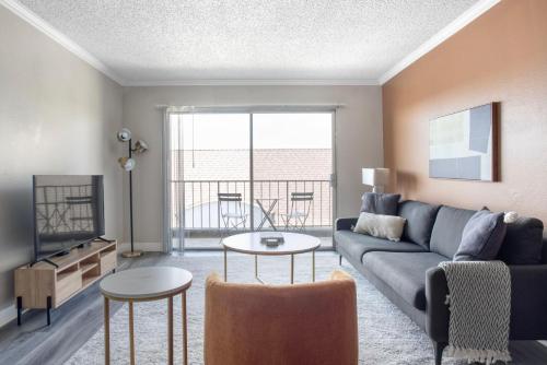 Beverly Hills 1br w courtyard nr attractions LAX-1080 in Los Angeles, USA