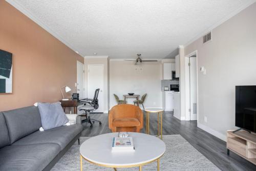 Beverly Hills 1br w courtyard nr attractions LAX-1080 in Los Angeles, USA