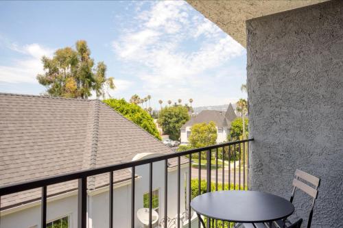 Beverly Hills 1br w courtyard nr attractions LAX-1080 in Los Angeles, USA