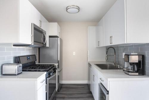 Beverly Hills 1br w courtyard nr attractions LAX-1080 in Los Angeles, USA