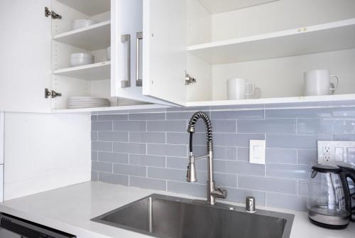 Beverly Hills 1br w courtyard nr attractions LAX-1080 in Los Angeles, USA