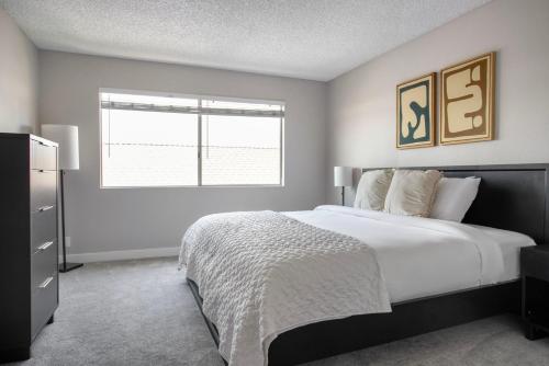 Beverly Hills 1br w courtyard nr attractions LAX-1080 in Los Angeles, USA