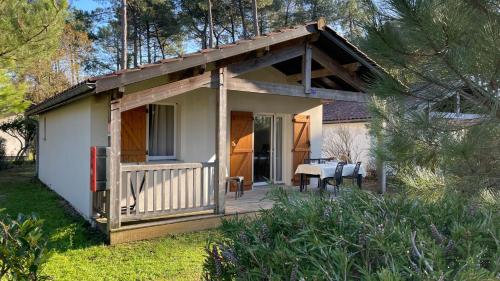 Chalet paisible à la plage, piscine et tennis