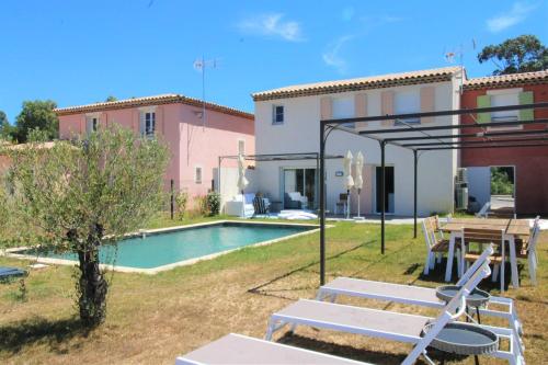 GRIDELAIDE 26 - Golfe de Saint-Tropez - Villa T5 avec piscine à 300 mètres de la mer - Location, gîte - Grimaud