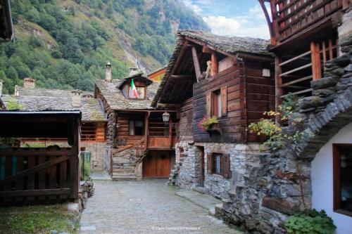 Ancient secluded Riverside Mill. Ponte Della Valle