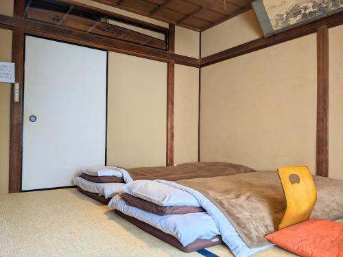 Basic Triple Room with Shared Bathroom image 6