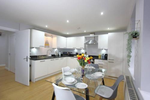 Gorgeous 2 Bed 2 Bath Flat and Parking by CozyNest