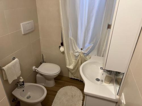 Double or Twin Room with Private Bathroom image 2