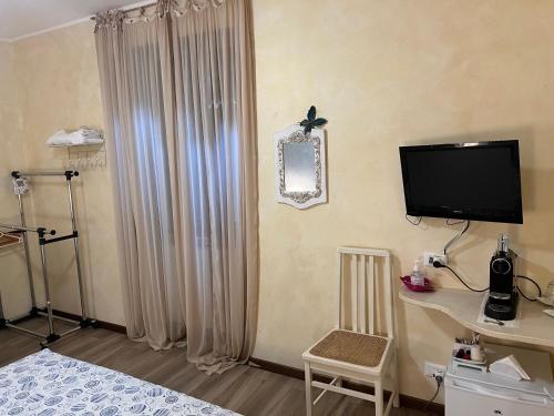 Double or Twin Room with Private Bathroom image 9