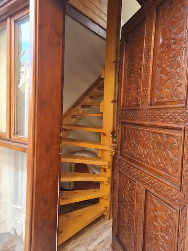Taş Avlu Butik Otel – Karaburun, AL