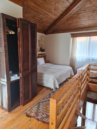 Taş Avlu Butik Otel – Karaburun, AL