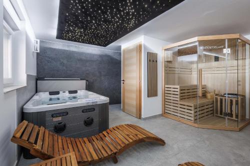 Kümblustünn, Franc Holiday House With a Spacious Terrace, Hot Tub And Sauna in Cakovec