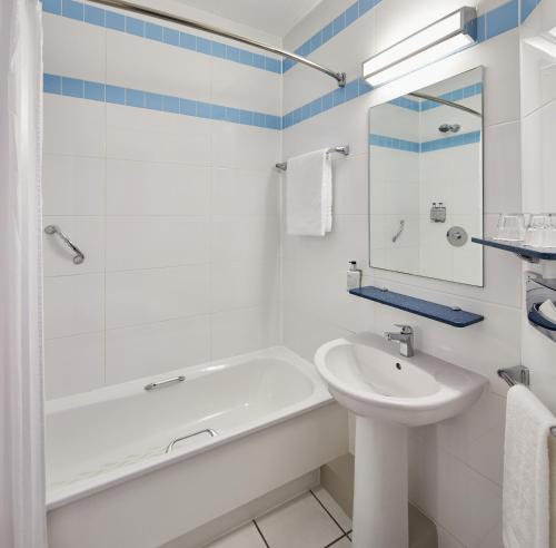 Bathroom, Leonardo Hotel Newcastle in Newcastle upon Tyne