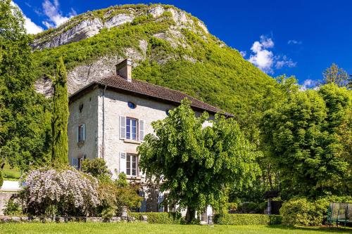 Château Monts Blancs (Chateau Monts Blancs) in Saint-Hilaire (Rhone-Alpes)