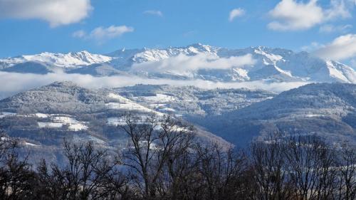 Château Monts Blancs (Chateau Monts Blancs) in Saint-Hilaire (Rhone-Alpes)