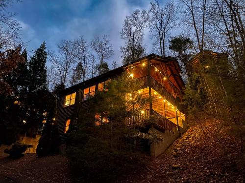 Spacious Resort Log Cabin, Easy Drive, Hot Tub, Arcade Gameroom, Mountain Vibe in Gatlinburg (TN)