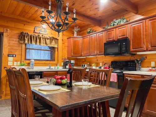 Spacious Resort Log Cabin, Easy Drive, Hot Tub, Arcade Gameroom, Mountain Vibe in Gatlinburg (TN)