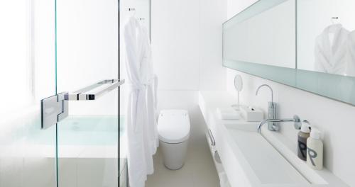 Luxury Twin Room with City View - Top Floor image 10