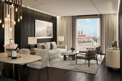 One-Bedroom Panorama King Suite with City View