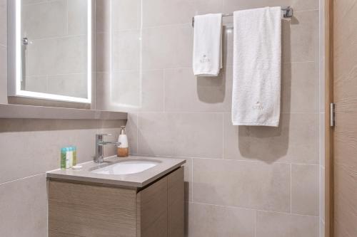 STAY BY LATINEM Luxury 2BR Holiday Home W1813 near Burj Khalifa, Dubaj (zdjęcie 9)