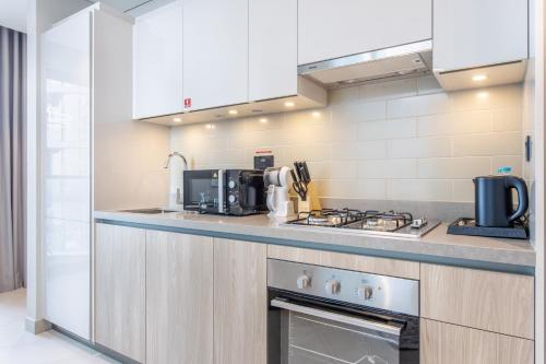 STAY BY LATINEM Luxury 2BR Holiday Home W1813 near Burj Khalifa, Dubaj (zdjęcie 5)