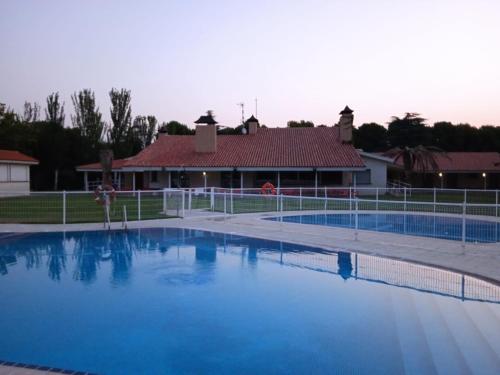 Albergue Zaragoza Camping - 수영장