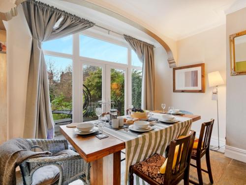 Pass the Keys Spacious 5Bed House in South Manchester, Manchester