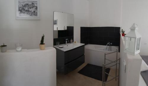 Chambre blanche chambre d'hôte Vallabrix