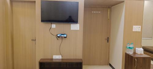 Hotel Madhavam- 250 Mtr from Mathura Railway Station