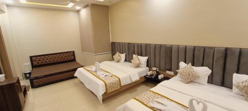 Hotel Madhavam- 250 Mtr from Mathura Railway Station