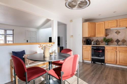Arvada Escape: Central 4Br - Themed - Fire Pit in Arvada, USA