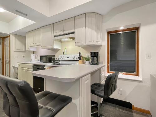 Spacious Jacuzzi Loft & Free Parking Near Icubs in Des Moines, USA
