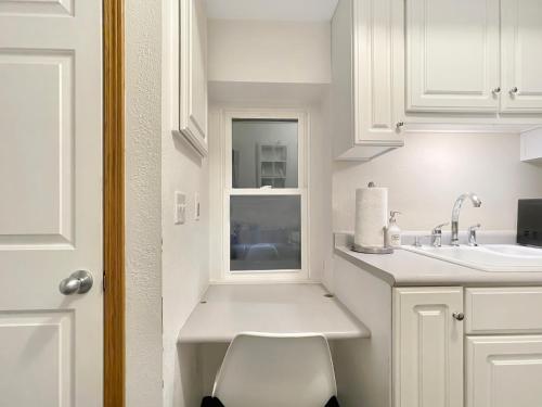 Spacious Jacuzzi Loft & Free Parking Near Icubs Spacious Jacuzzi Loft & Free Parking Near Icubs